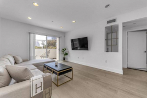 Luxury & Modern 3 Bedroom & 3 Bathroom Penthouse in Santa Monica with FREE Parking